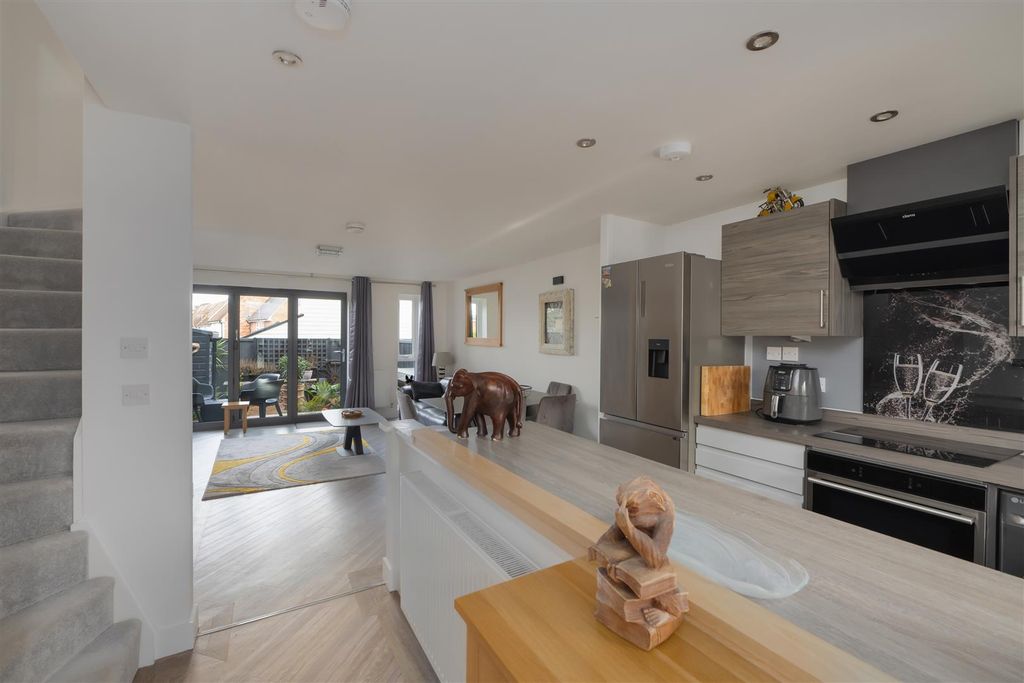 Property photo 3 of 18 Vulcan Close, Whitstable