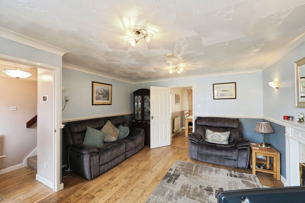 Property photo 3 of 17 Lounge