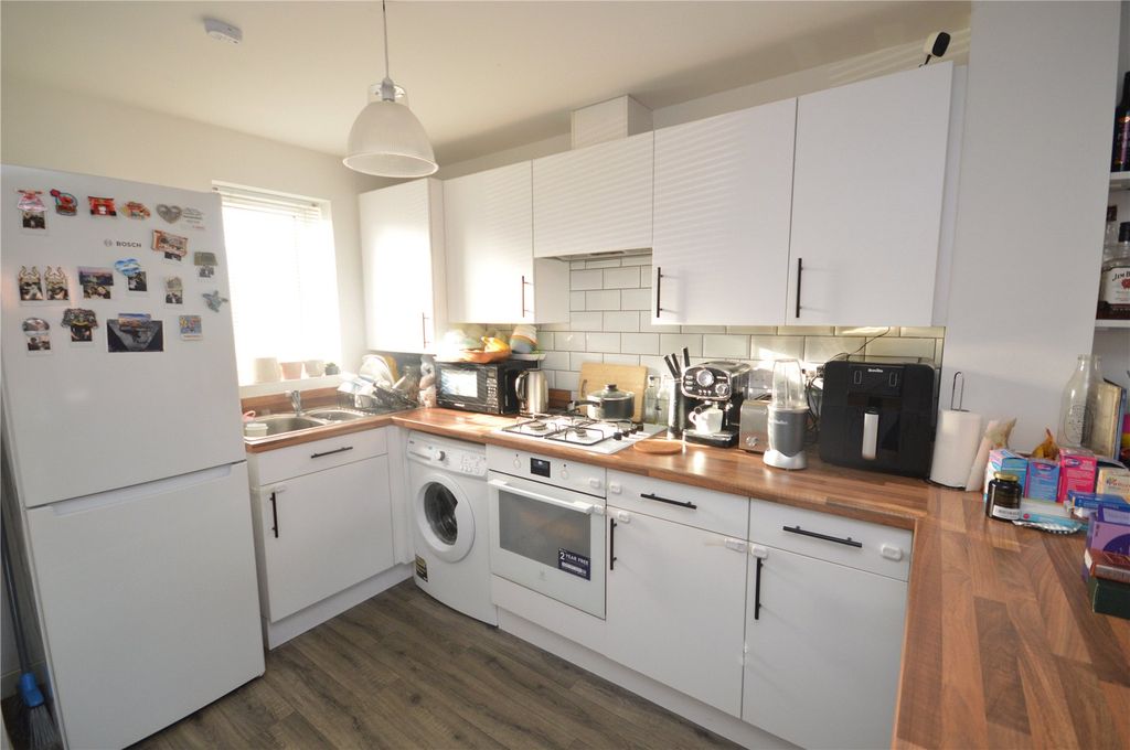 Property photo 3 of 9 Kitchen