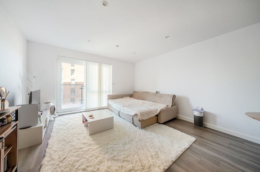 Property photo 3 of 11 1424962-8-69Bab07...