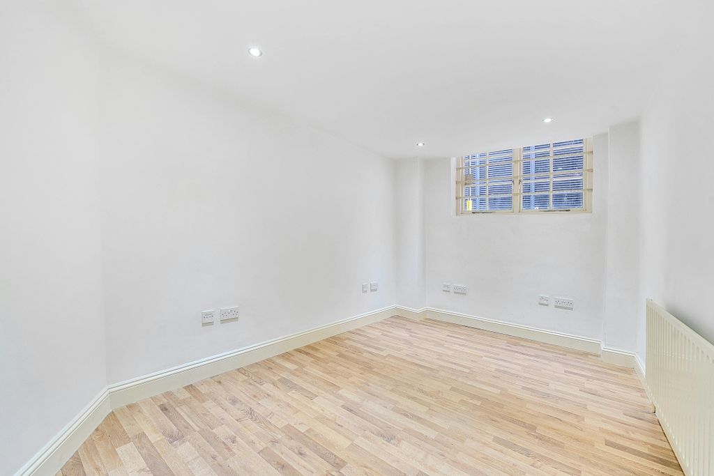 Property photo 3 of 17 137511512690B216d24861.Jpg