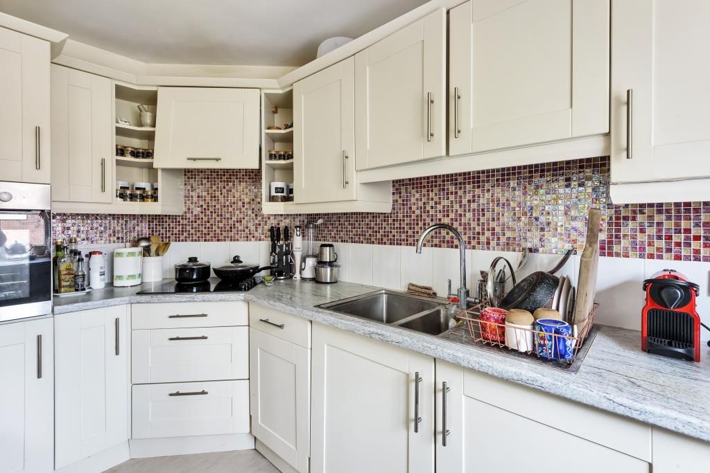 Property photo 3 of 11 Kitchen