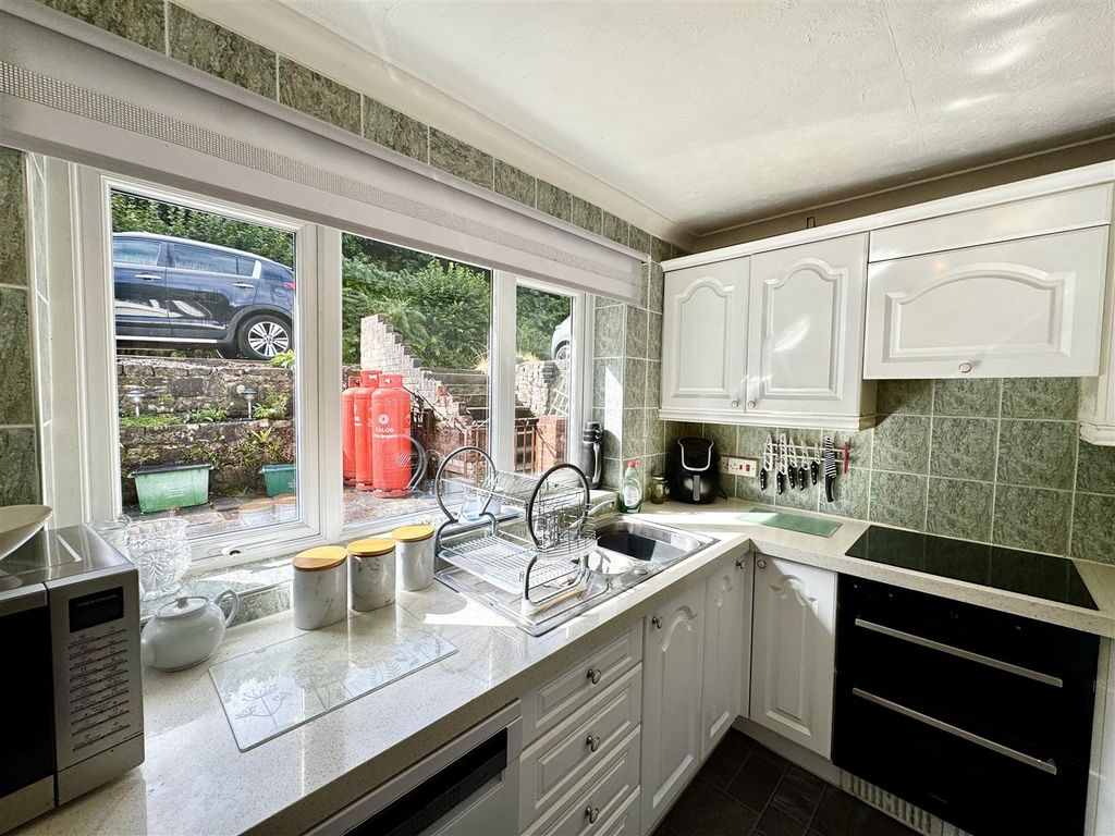 Property photo 3 of 19 Kitchen