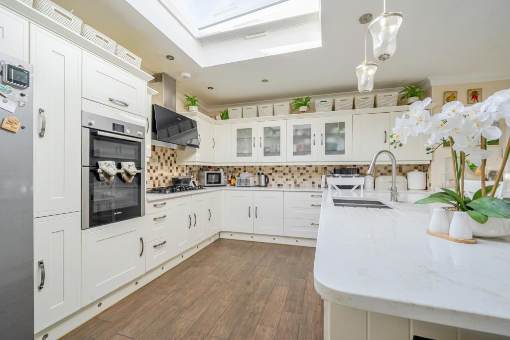 Property photo 3 of 20 Kitchen