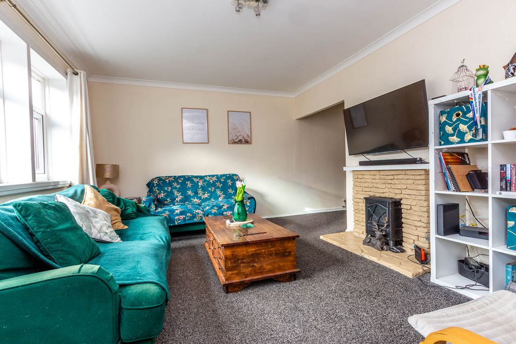 Property photo 3 of 15 Lounge