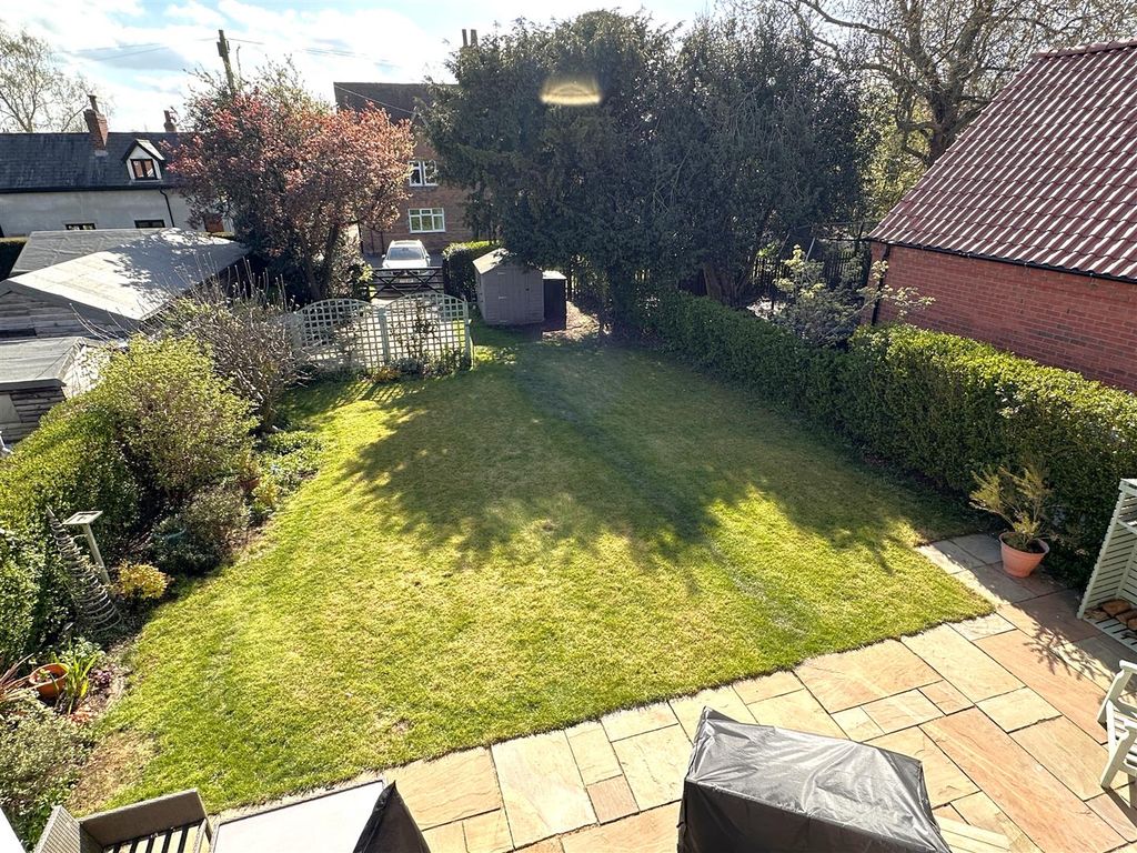 Property photo 3 of 24 Large &amp; Private Rear Garden 320