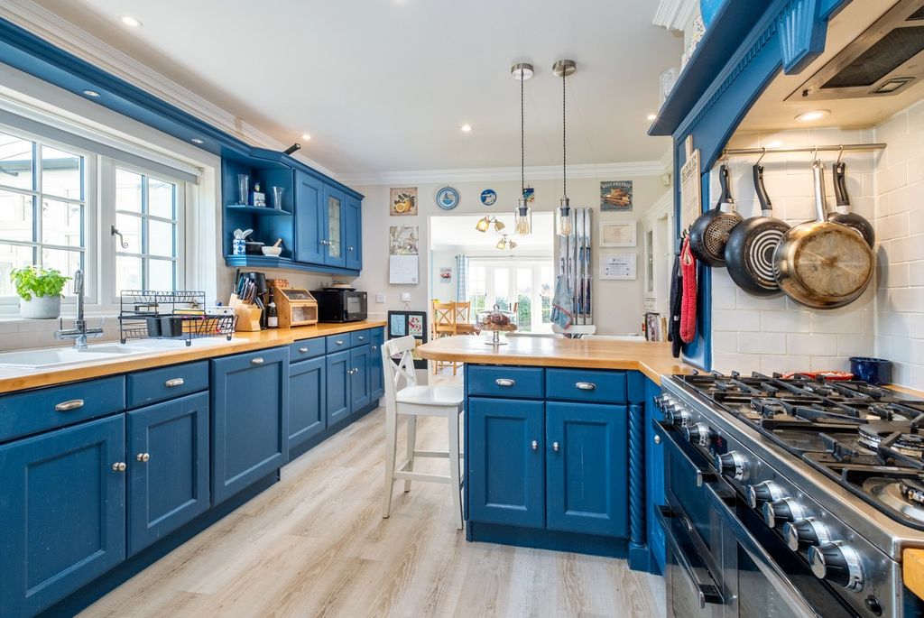 Property photo 3 of 29 Oakdene-13