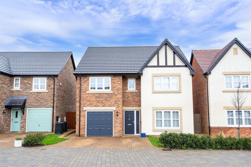 Property photo 1 of 12 External