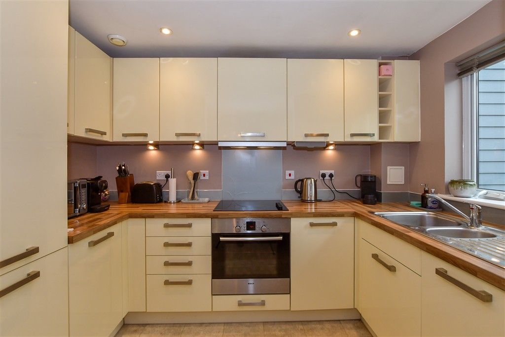 Property photo 3 of 10 Kitchen