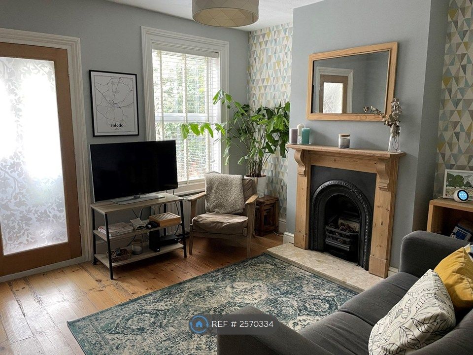 Property photo 1 of 7 Living Room