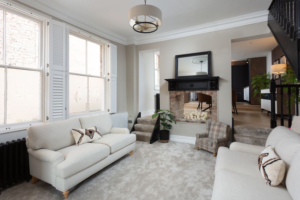 Property photo 2 of 17 Family Room