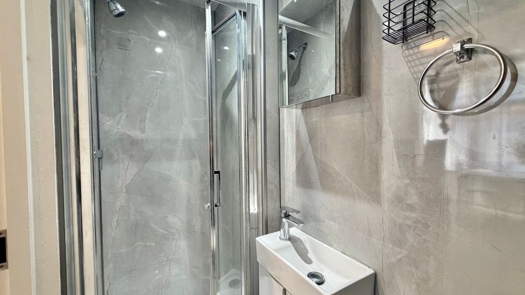 Property photo 3 of 10 Bathroom