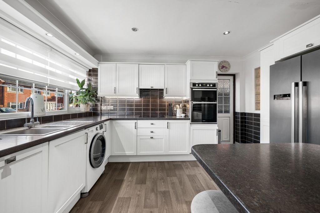 Property photo 2 of 17 4684152