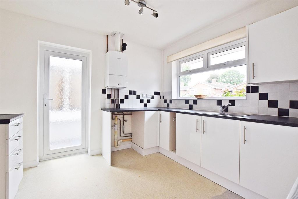 Property photo 2 of 9 Kitchen
