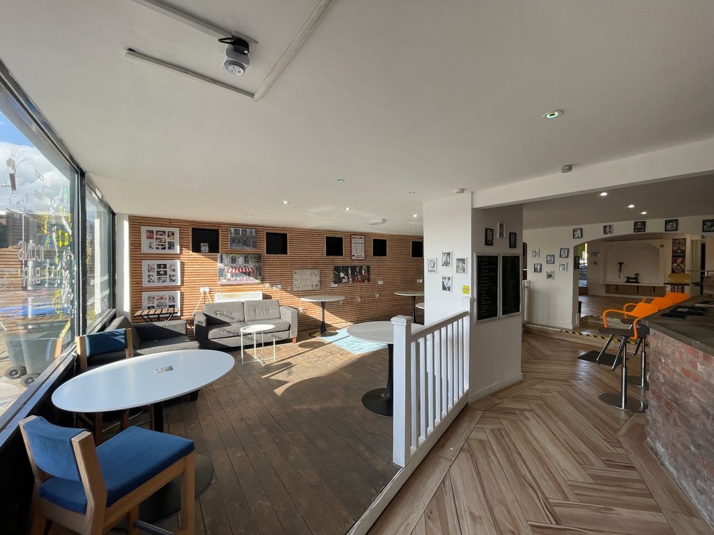 Property photo 2 of 12 Social Area
