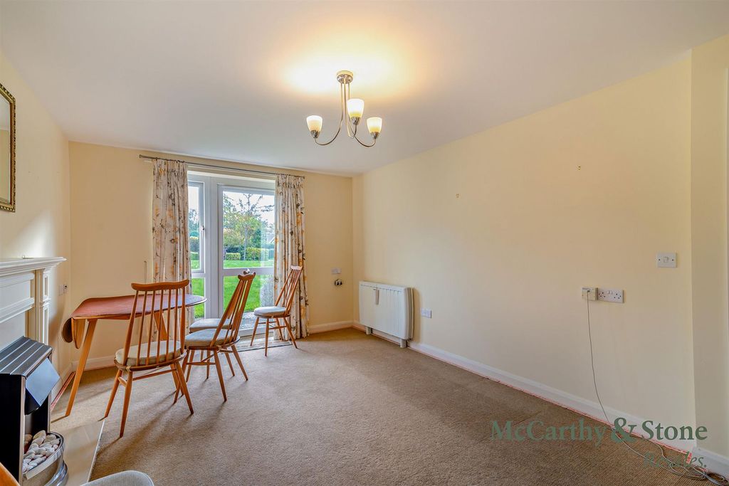 Property photo 3 of 14 8706349-Interior04-800.Jpg