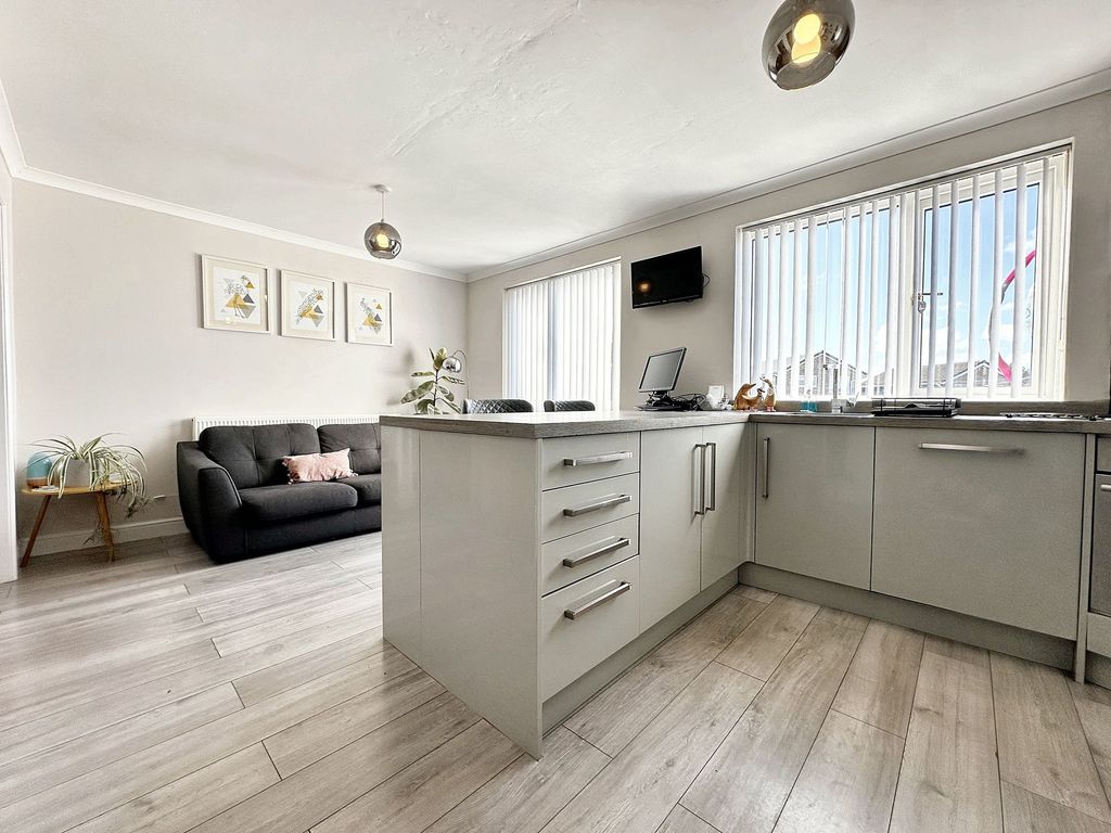 Property photo 3 of 12 Dining Kitchen