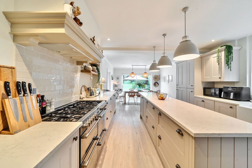 Property photo 2 of 24 1328218-13-687F5d...