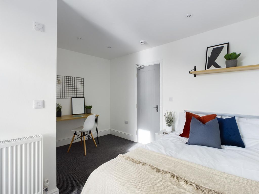 Property photo 1 of 17 Bright, Modern Double Bedroom With Crisp White Wal...