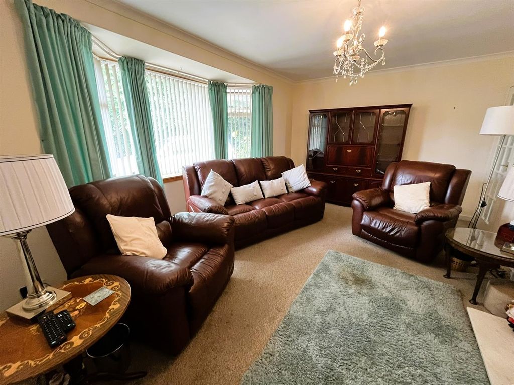 Property photo 3 of 21 Lounge