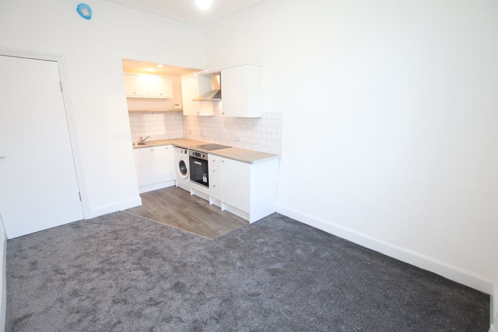 Property photo 3 of 7 Lounge/Kitchen