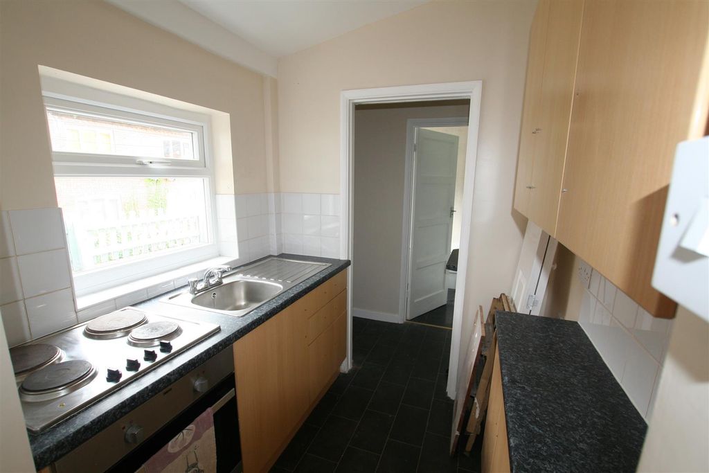 Property photo 3 of 8 Greenhillplace,1Newkitchen.Jpg
