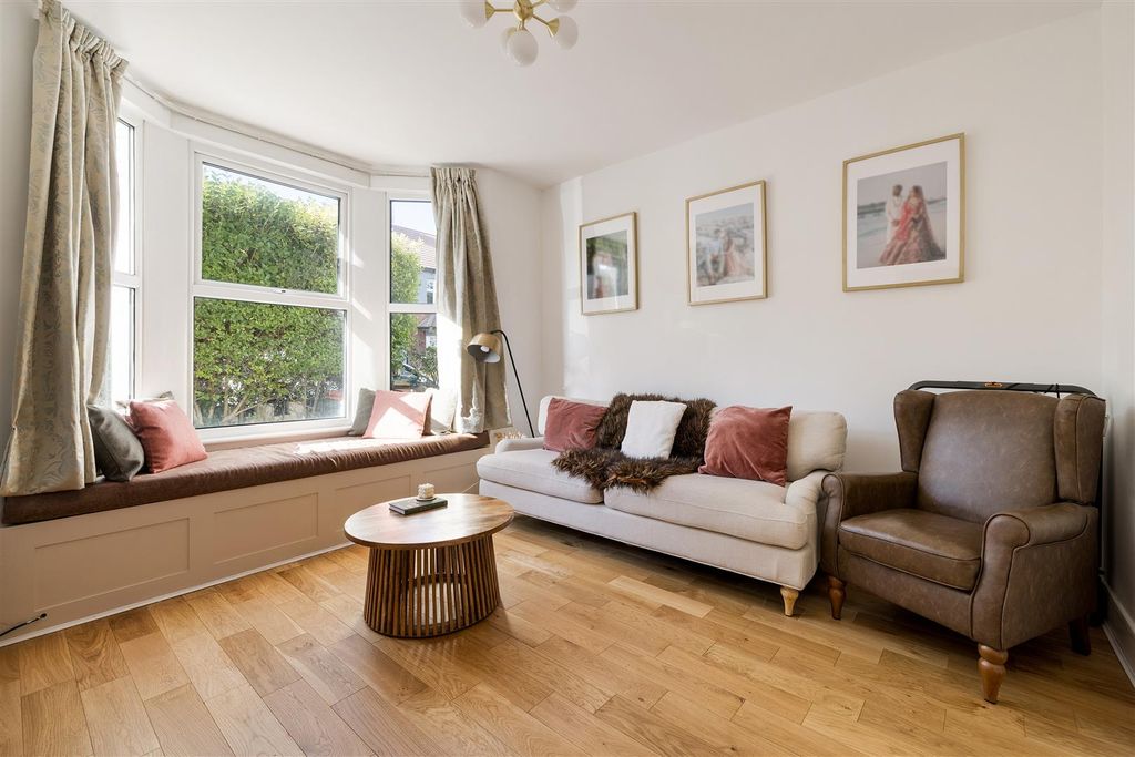 Property photo 2 of 21 Fourth Avenue, E12