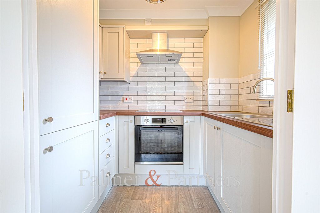 Property photo 3 of 6 Kitchen