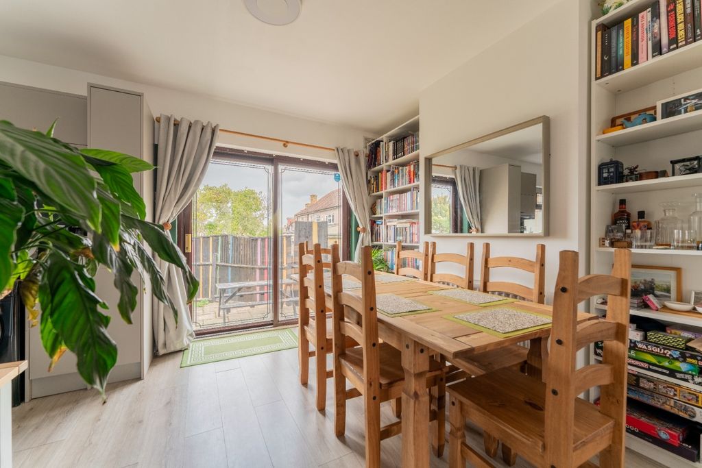 Property photo 3 of 26 4572593