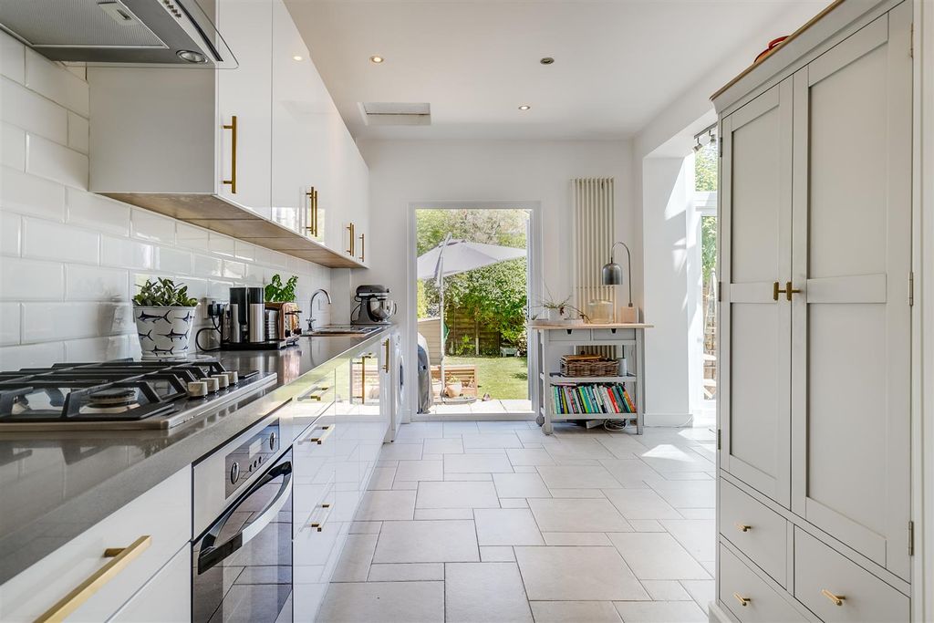 Property photo 3 of 8 Kitchen