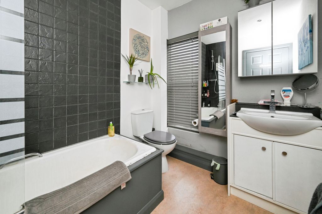 Property photo 1 of 20 Bathroom
