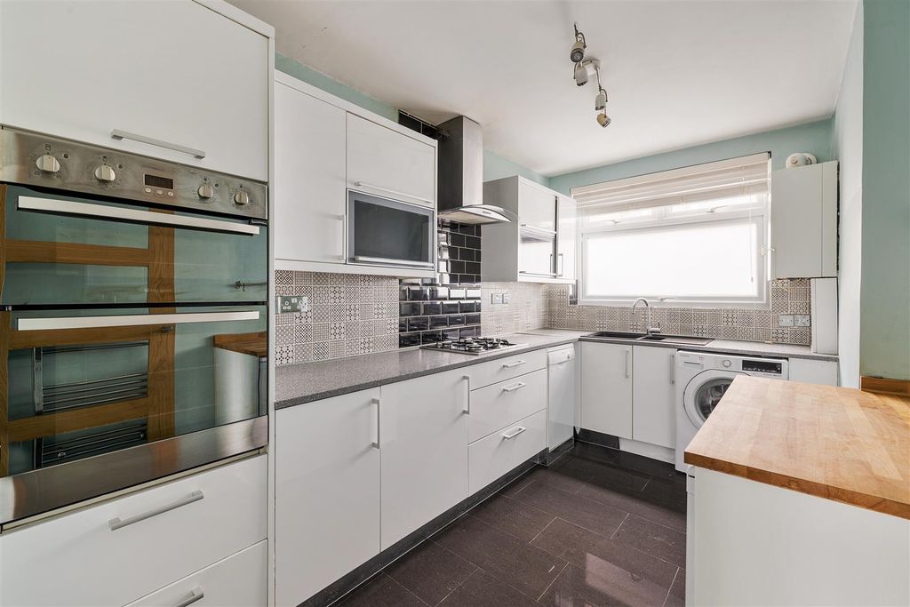 Property photo 3 of 23 Woodford Road, E18