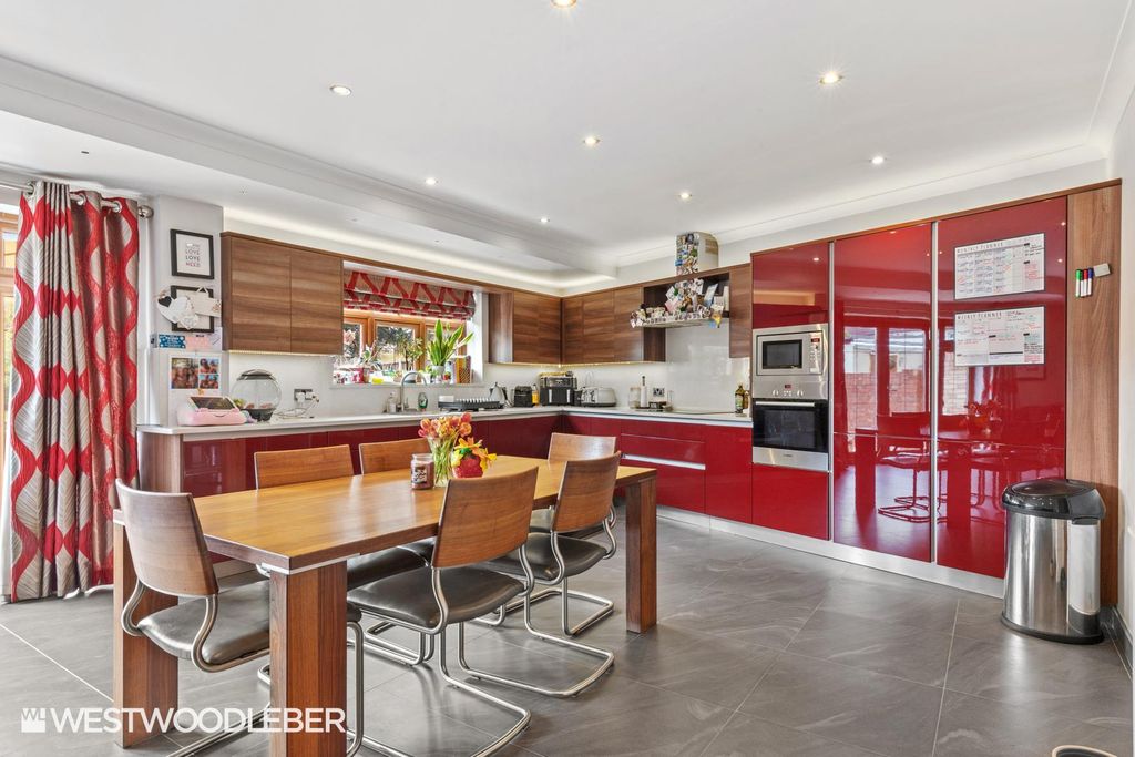 Property photo 2 of 30 Cranbourneroad_12.Jpg