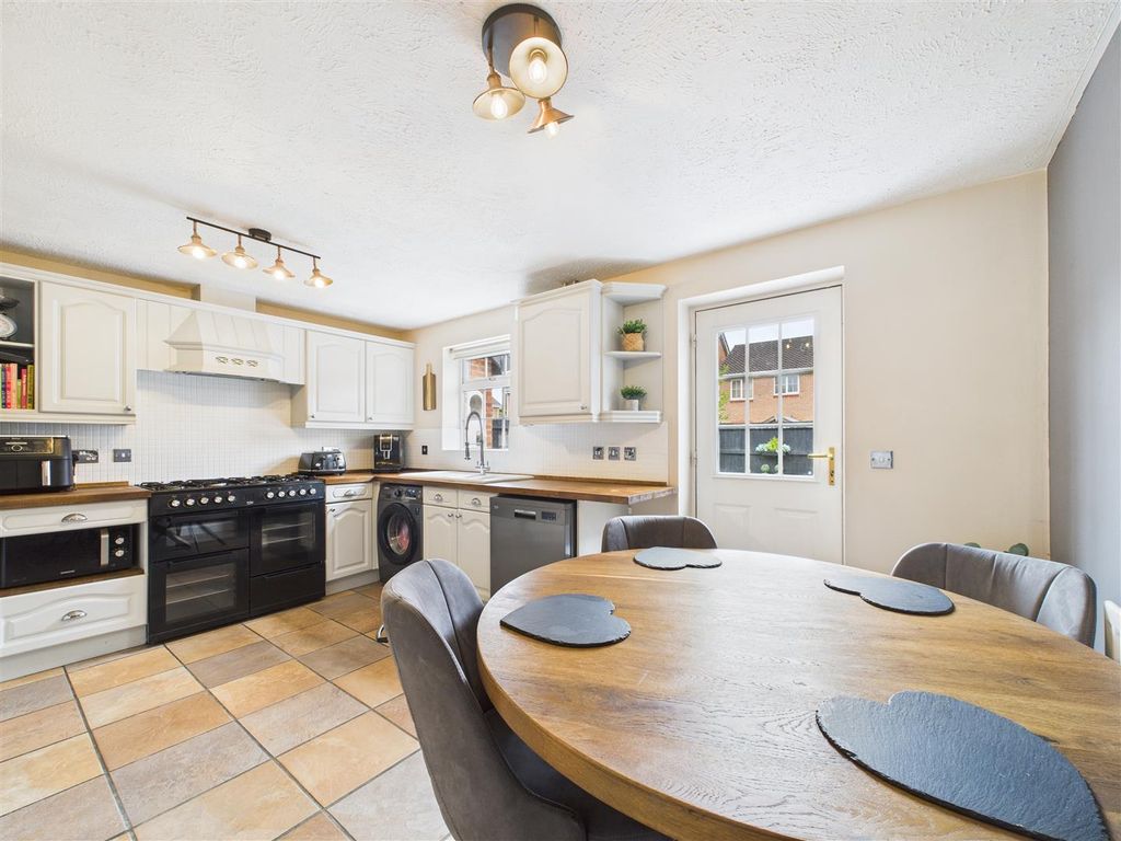 Property photo 3 of 15 Cam03303G0-Pr0228-Still017.Jpg