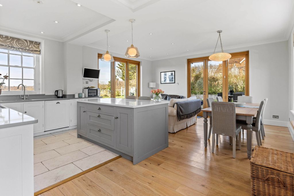 Property photo 3 of 40