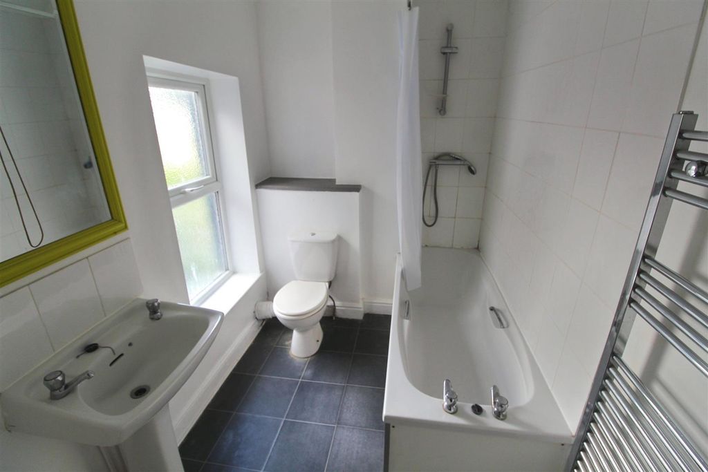 Property photo 2 of 6 30 Highfield Road Bathroom.Jpg