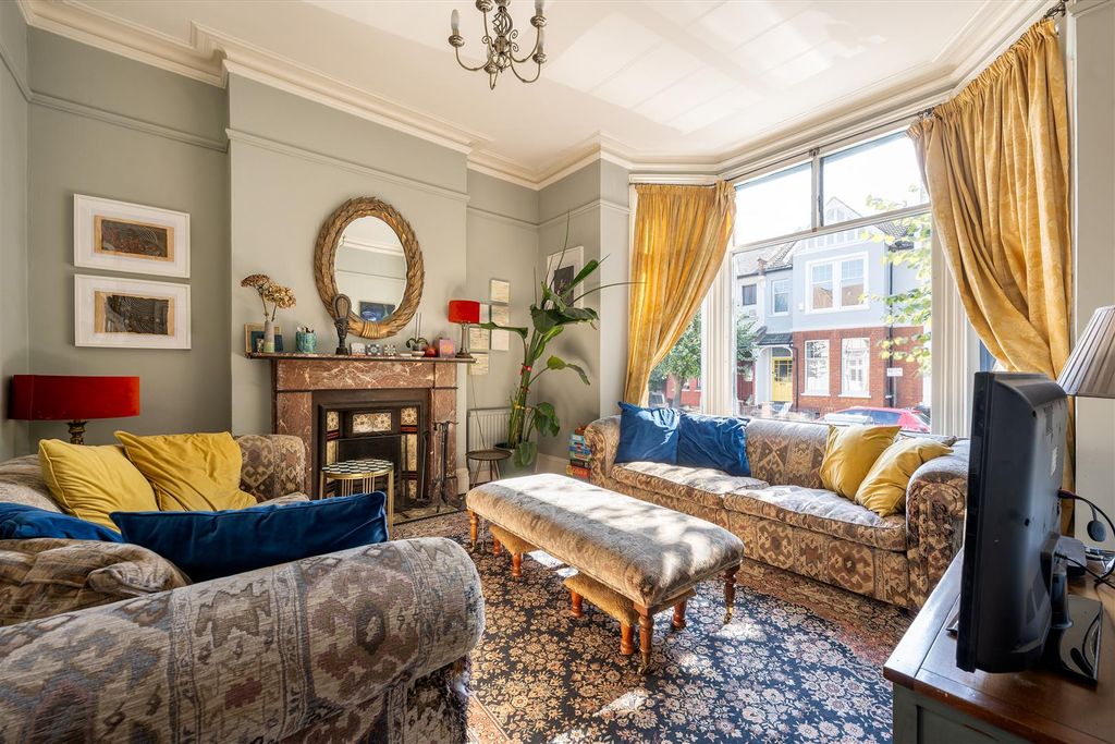 Property photo 2 of 37 Gunton Road, E5