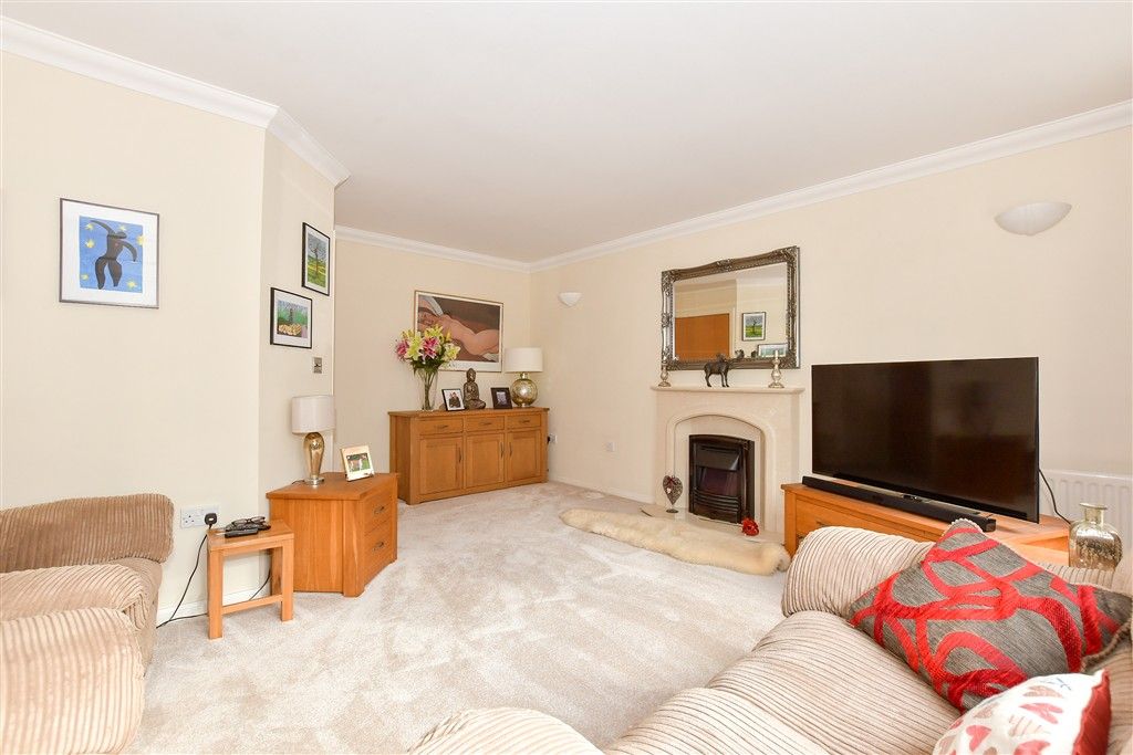 Property photo 2 of 11 Lounge