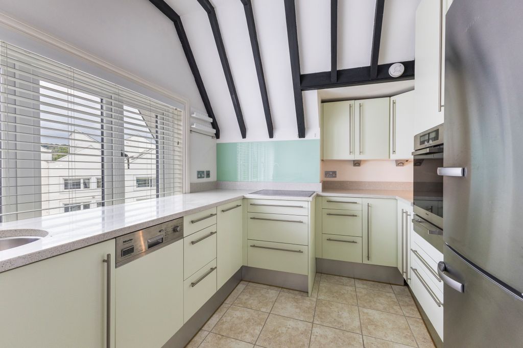 Property photo 3 of 12 Flat 3, Three Gables, Mill Road, Marlow, Buckinghamshire, Sl7 1Qb