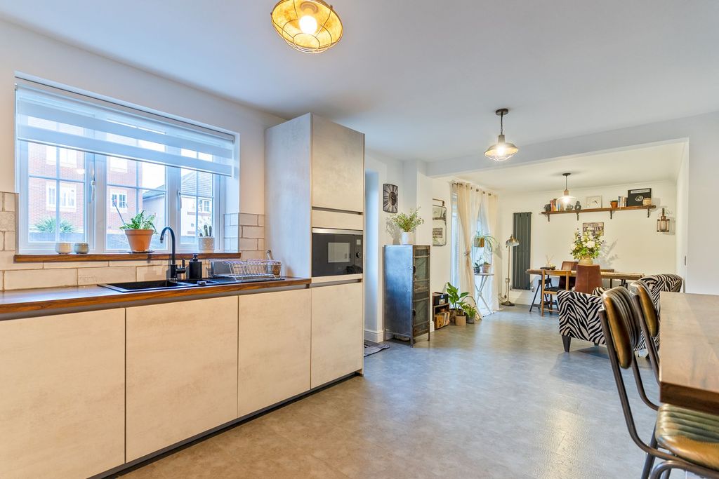 Property photo 3 of 27