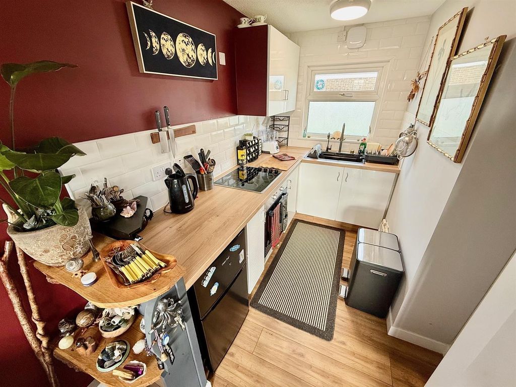 Property photo 2 of 10 Kitchenette