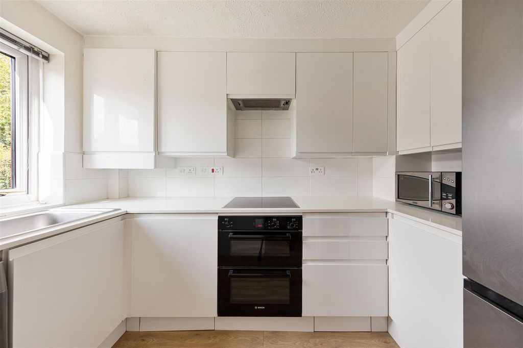 Property photo 3 of 35 Grove End, E18