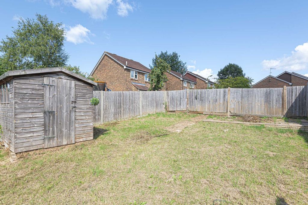 Property photo 1 of 8 Sunny Private Rear Garden With Lawn, Timber Shed A...