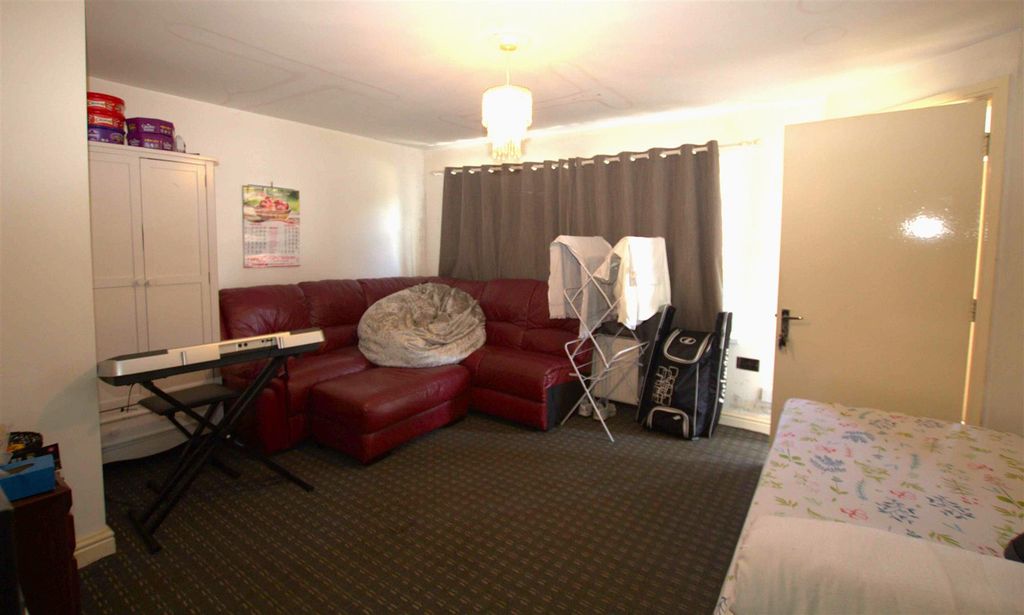 Property photo 3 of 9 Gf Lounge