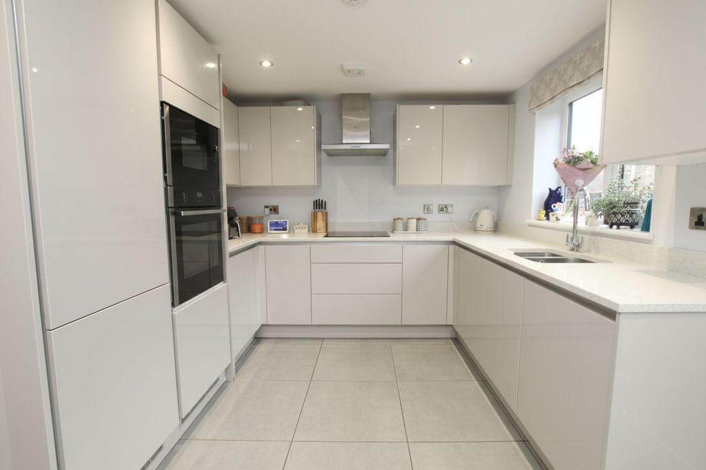 Property photo 3 of 38