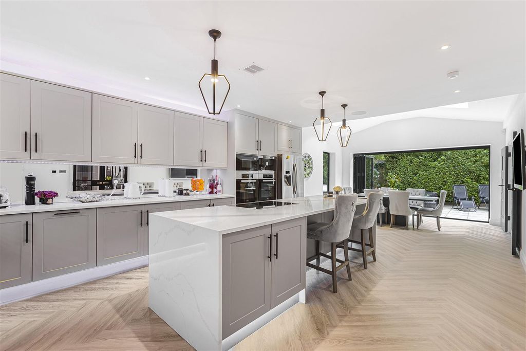 Property photo 2 of 32 Kitchen / Breakfast Room