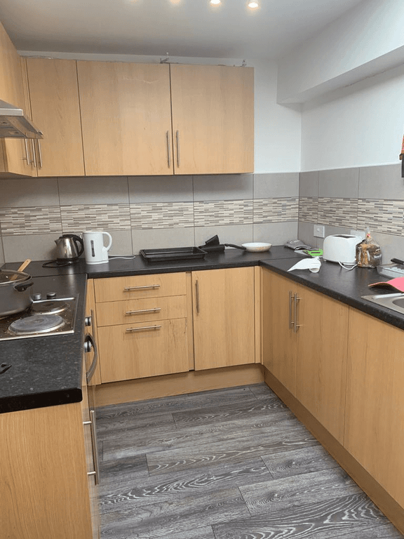 Property photo 1 of 5 Studio Flat Close To Ilford Station- 875 Pcm