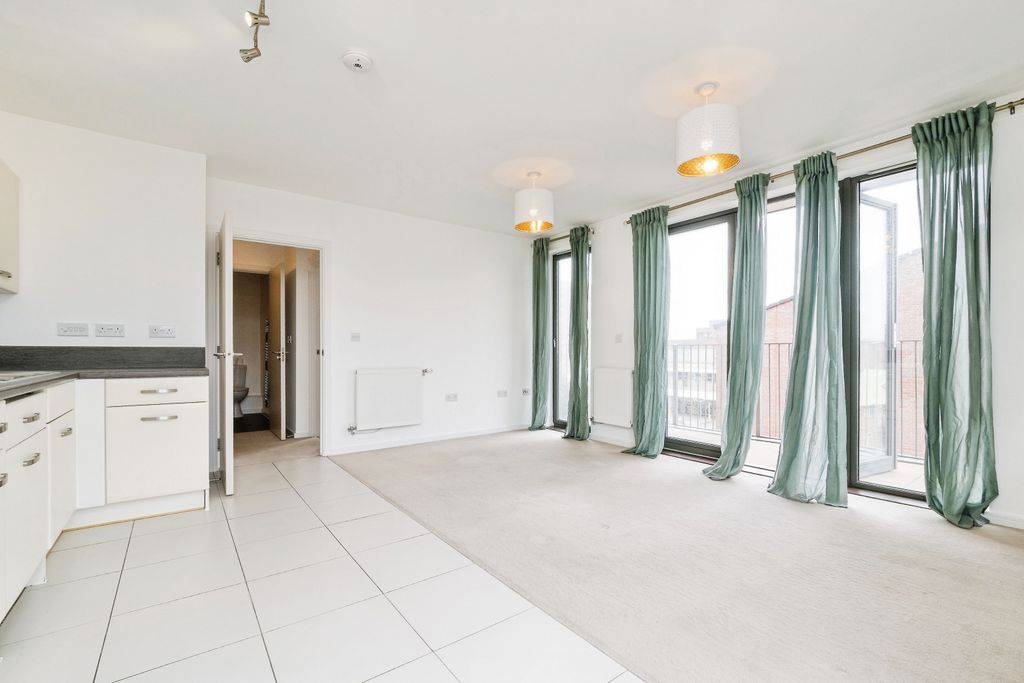 Property photo 3 of 20 Lounge