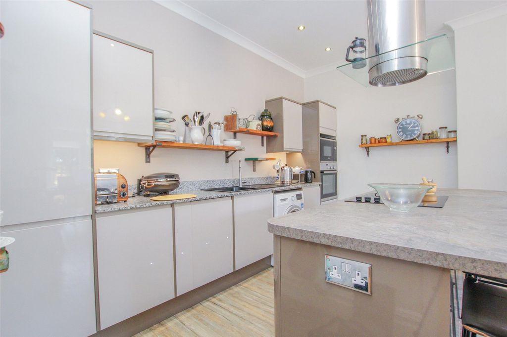Property photo 2 of 18 Picture No. 30