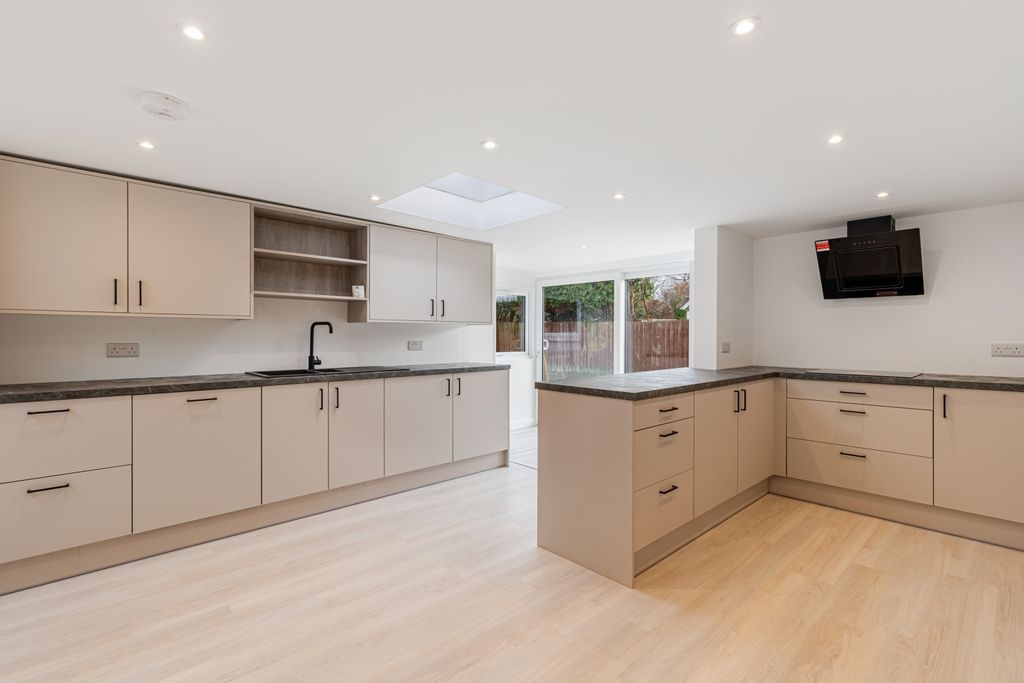 Property photo 2 of 16 A12 - 156 North Boundary Road Brixham - 260206